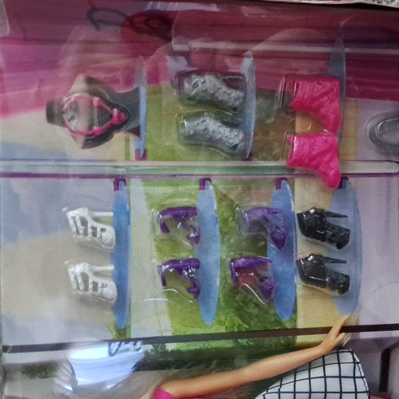 NWT Fashion Barbie - Picture 2 of 5